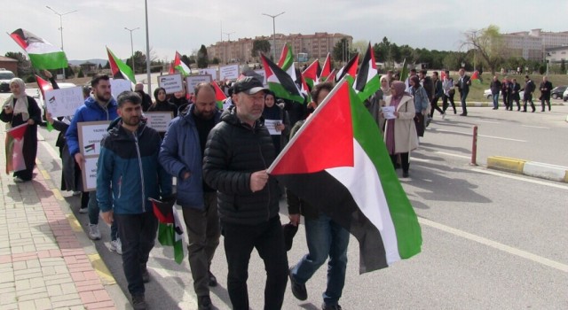 Öğrencilerinden Filistindeki şiddete karşı sessiz yürüyüş