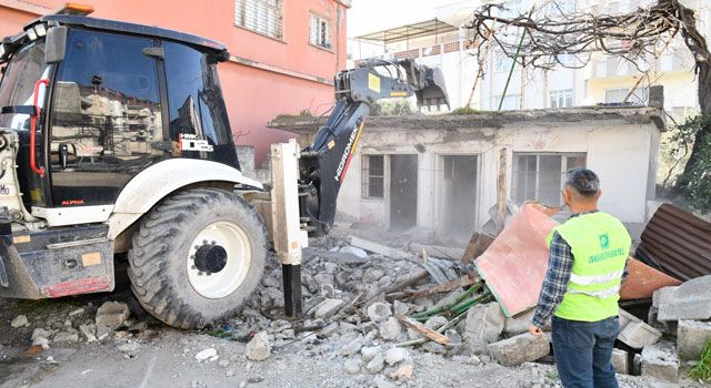 Osmaniye'de Metruk Binalar Yıkılıyor