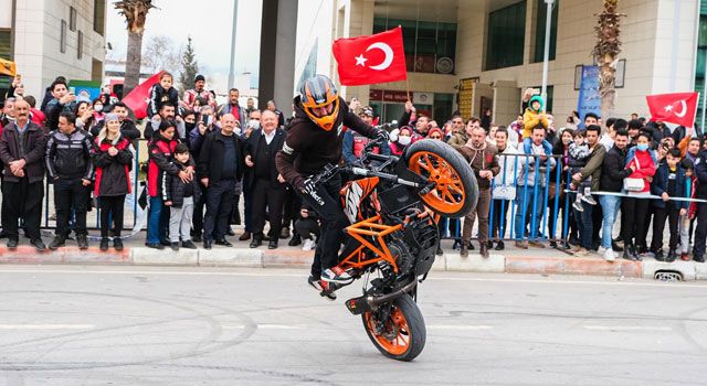 Osmaniye'de Motosiklet Akrobasi Gösterisi Heyecanı
