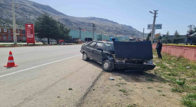 Otomobil yoldan çıktı, 1i ağır 2 kişi yaralandı