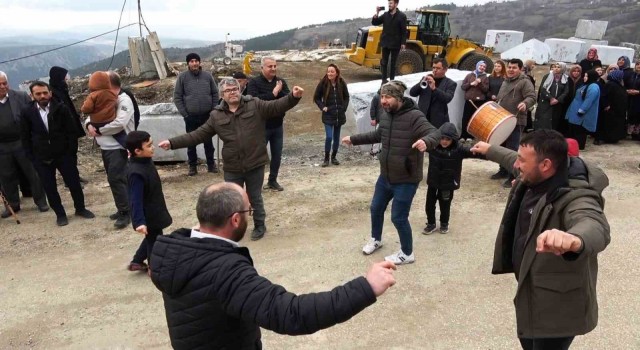 Bursa'da mahkemenin mermer ocağı kararını duyan köylüler davul zurnayla yürüdü
