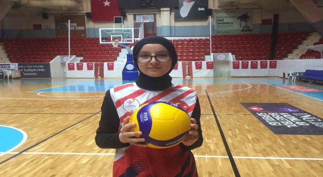 Polis ve voleybolculardan ‘Erik Dalı eşliğinde antrenman