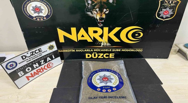 Polisleri görünce bir torba uyuşturucuyu yol kenarına attı