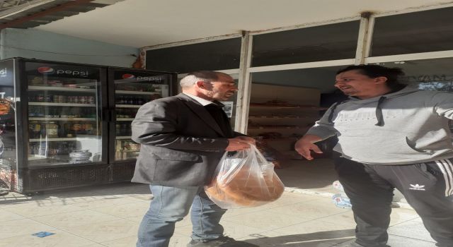 Ramazan ayının ilk günü bu bakkalda pide ücretsiz