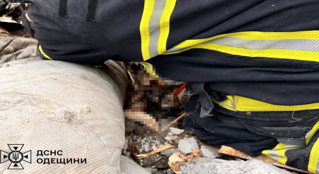Rusyanın Odessada apartmana düzenlediği saldırıda can kaybı 6ya yükseldi