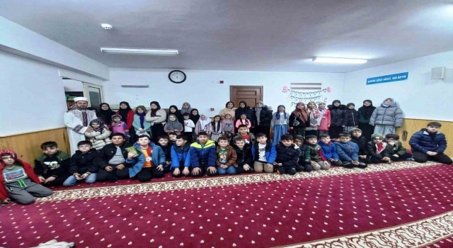 Simavda mukabele, yatsı ve teravih namazına gelen çocuklara Cami Marketten ücretsiz alışveriş