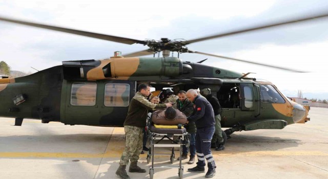 Şırnakta kalp krizi geçiren bir vatandaş askeri helikopterle hastaneye ulaştırıldı