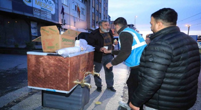 Sultangazi Belediyesinden iftara yetişemeyenlere ikram çeşmesinden sıcacık çorba