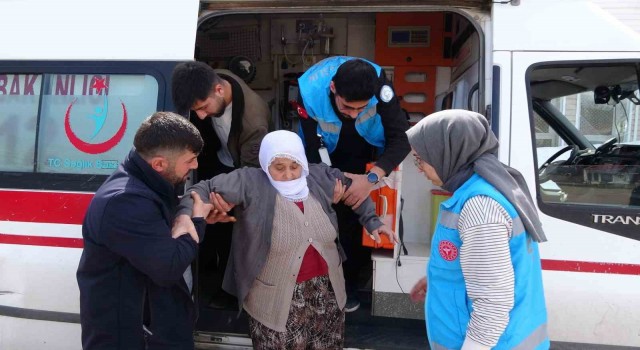 Tatvanda 62 yaşındaki Sakine nine ambulansla oy kullandı