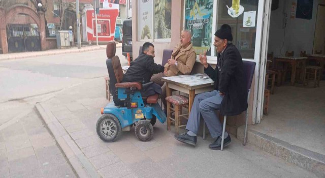 Tekerlekli sandalyesiyle kapı kapı gezip oy istiyor