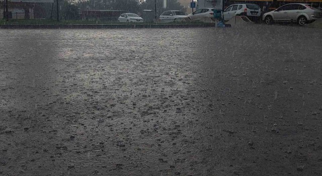 Tekirdağda şiddetli yağış: Doluyla karışık yağmur sokakları suyla kapladı