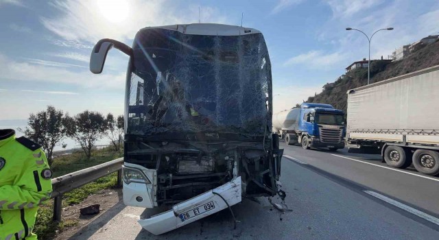 TEMde yolcu otobüsü, tır ve hafif ticari araç çarpıştı : 1i ağır 9 yaralı