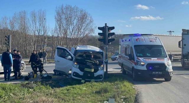 Tır, kırmızı ışıkta bekleyen minibüsü biçti: 5 yaralı