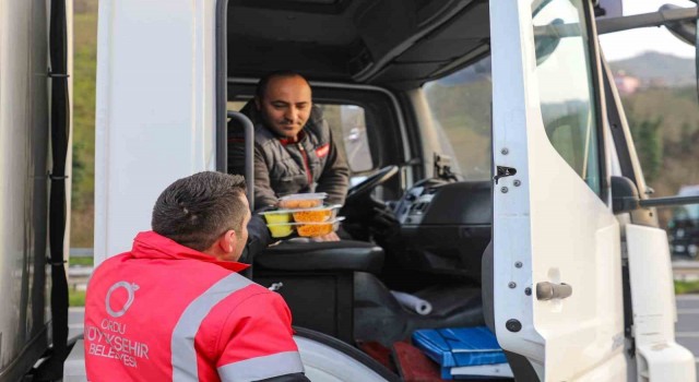 Tır şoförleri iftar saatini Orduya göre ayarlıyor