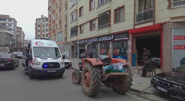 Traktöre binerken dengesini kaybedip düşerek yaralandı