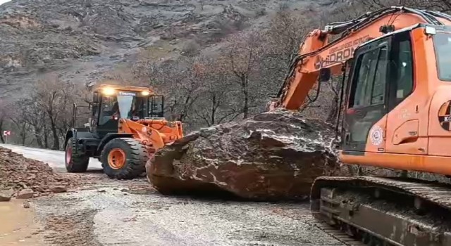 Tuncelide karla mücadele çalışmaları sürüyor