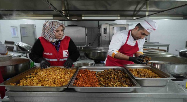 Türk Kızılayın aşevlerinde kazanlar ihtiyaç sahipleri için kaynıyor