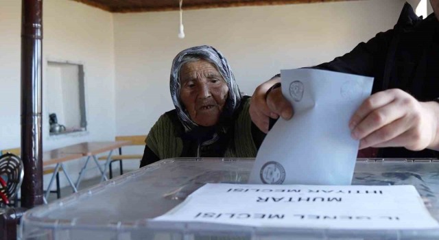 Türkiyenin en yaşlı seçmeni 117 yaşındaki Arzu nine oyunu kullandı