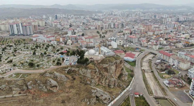 Uçurumun kıyısındaki türbeye ziyaretçi akını