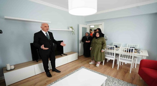 Ümraniyede Başkan Yıldırım kentsel dönüşüm alanında örnek daireleri hak sahiplerine tanıttı