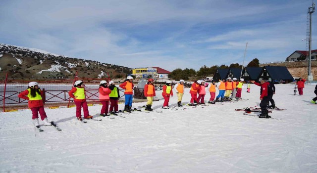 Üniversite öğrencileri ilk kayak heyecanını Ergan Dağında yaşadılar