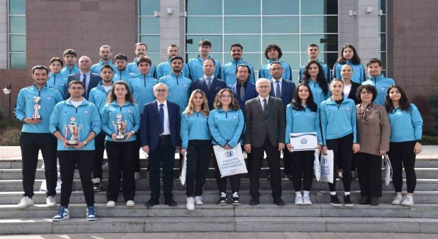 Üniversitelerarası Spor Müsabakalarında başarılı olan ESOGÜ sporcuları kupalarını Rektör Prof. Dr. Kamil Çolaka sundu