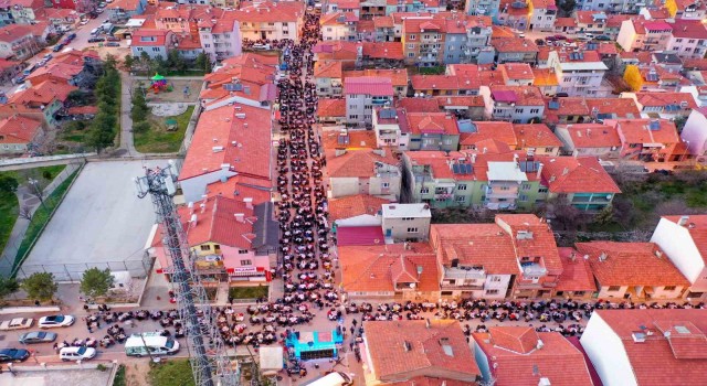 Uşak Belediyesi ilk iftar yemeğini Dikilitaş Mahallesinde düzenledi