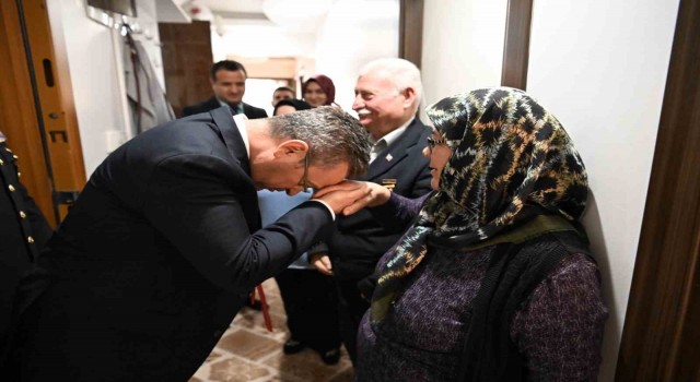 Vali Enver Ünlü ve eşi Sema Ünlüden şehit ailesine ziyaret