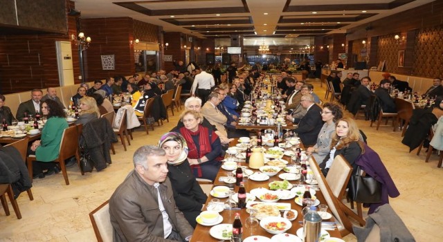 Vali Işın sağlık çalışanlarıyla iftar yaptı