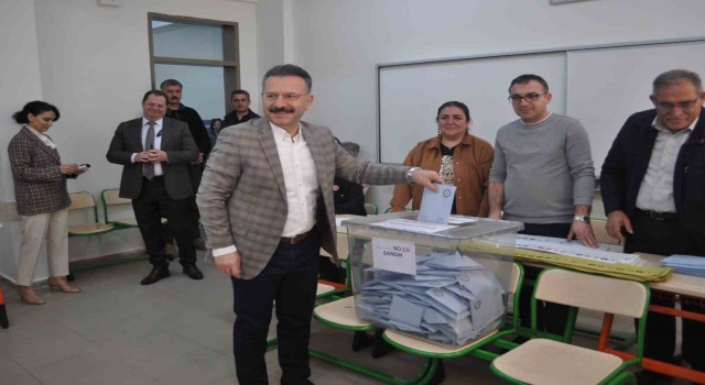 Valisi Hüseyin Aksoy eşiyle birlikte sandık başına gitti