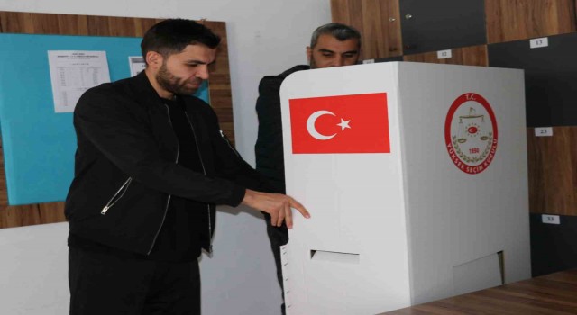 Vanda okullarda sandıklar kuruldu