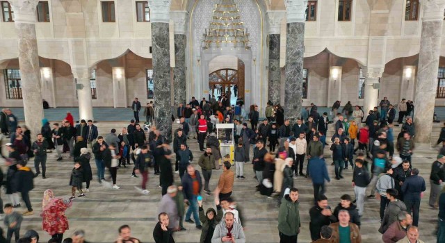 Vatandaşlar Ramazanda Millet Camine akın etti