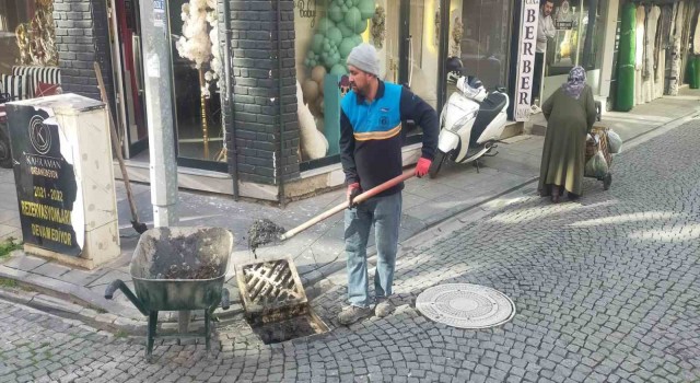 Yağmursuyu ızgaralarına atılan çöpler temizlendi