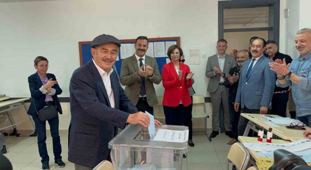 Yaşlı adam kalp krizi geçirirken Büyükerşeni alkışladılar