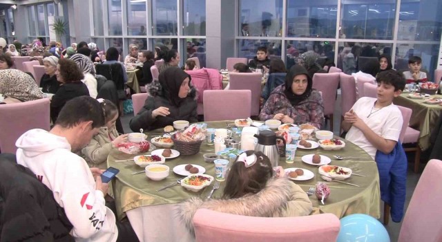 Yetim çocuklar, Tuzlada düzenlenen iftar programında bir araya geldi