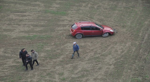 Yoldan çıkan otomobil, tarlaya uçtu: 1 yaralı