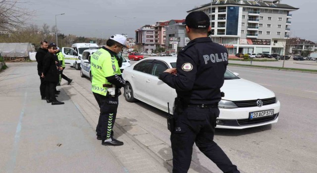 Yolun karşısına geçerken otomobilin çarptığı yaşlı adam kurtarılamadı