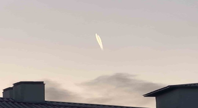 Yüksekovada gökyüzünde ışık saçan cisim cep telefonu kamerasına yansıdı