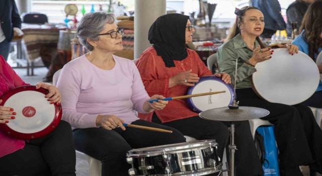 16 kişiden oluşan Kadın Ritim Grubu, Antika Pazarında konser verdi