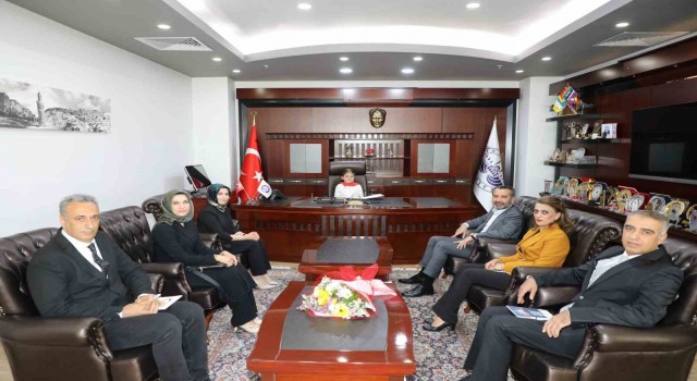 23 Nisanda başkanlık koltuğuna minik Tutar oturdu, talimatını verdi