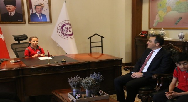 23 Nisanda Vali koltuğuna oturan öğrenci; “Bir gün bu gerçekten bu koltuğa oturunca görevimizin hakkını vereceğiz.”