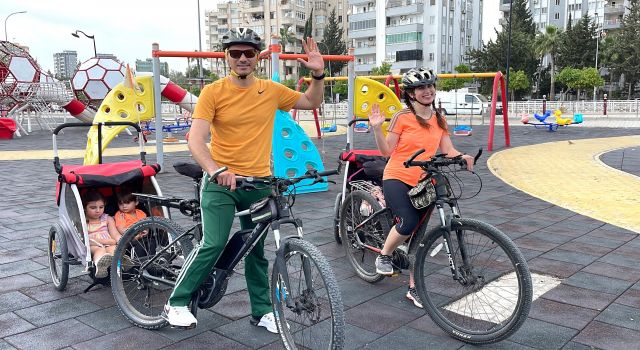 Adana'da 3 çocuğuyla bisiklette gezen çift görenleri hayrete düşürüyor