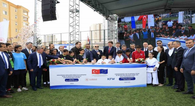Adanada açık saha tesislerinin toplu açılışı düzenlendi