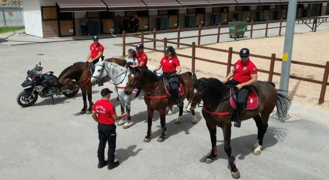 Adanada engelli çocuklar polis araçlarına ve ata bindi