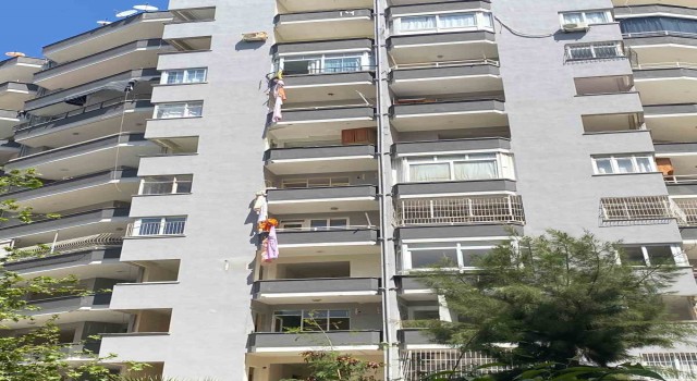 Adanada hasarlı binaya giren hırsız çarşafları sarkıtıp inerken düşerek öldü