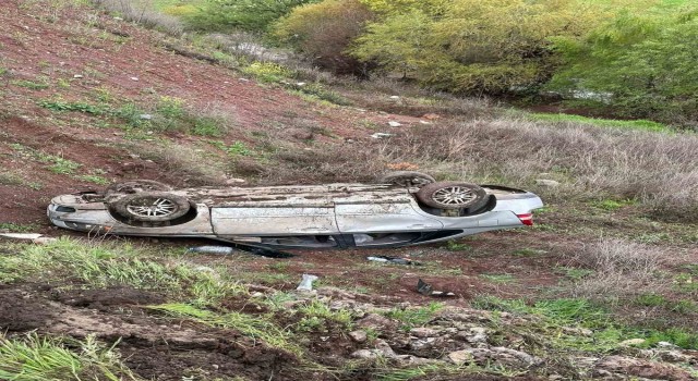 Adıyamanda otomobil şarampole yuvarlandı: 2 yaralı