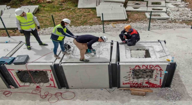 AFAD, Antalyada oluşturulan temsili enkaz alanında gönüllü arama kurtarma ekibi yetiştiriyor