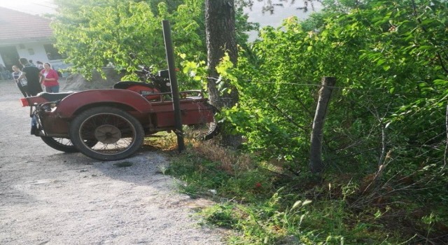 Ağaca çarpan sepetli motosikletin sürücüsü öldü