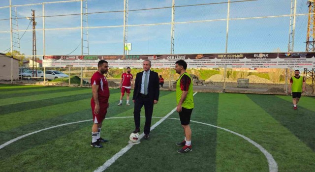 Ağrıda geleneksel öğretmenler arası futbol turnuvası heyecanla başladı