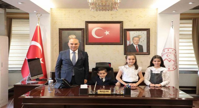Ağrıda Vali Mustafa Koç, koltuğunu 2nci sınıf öğrencisine devretti